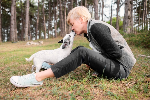 Giovane donna che gode della natura con il suo cane