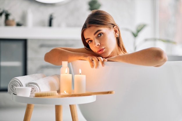 Giovane donna che gode di un bagno da solo