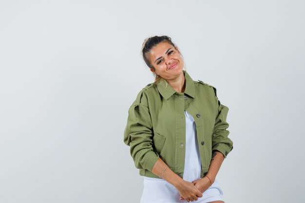 Giovane donna che guarda l'obbiettivo in giacca t-shirt e sembra elegante