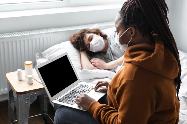 Giovane donna che ha una videochiamata con un medico per la sua amica