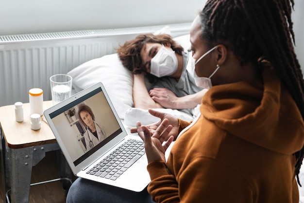 Giovane donna che ha una videochiamata con un medico per la sua amica