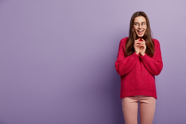 Giovane donna che indossa abiti colorati