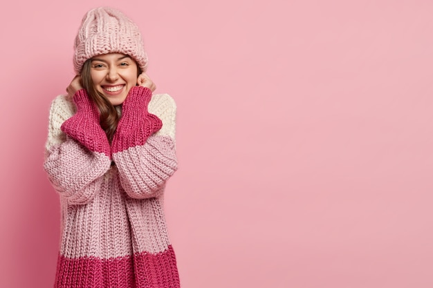 Giovane donna che indossa abiti invernali colorati