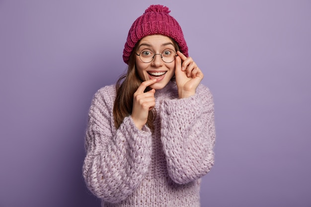 Giovane donna che indossa abiti invernali