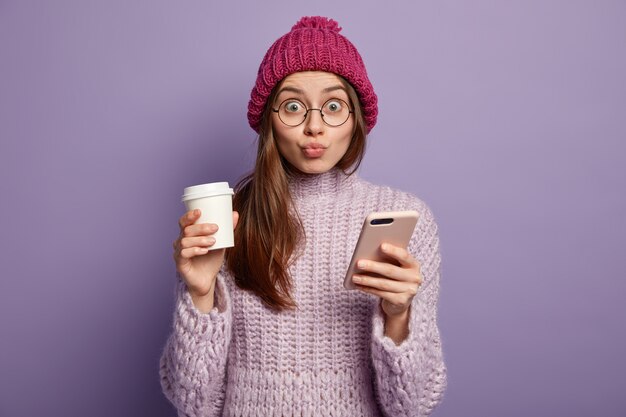 Giovane donna che indossa abiti invernali