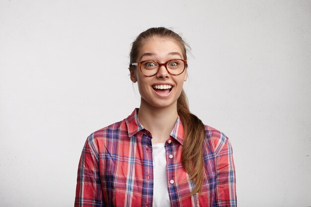 Giovane donna che indossa camicia a righe e occhiali da vista