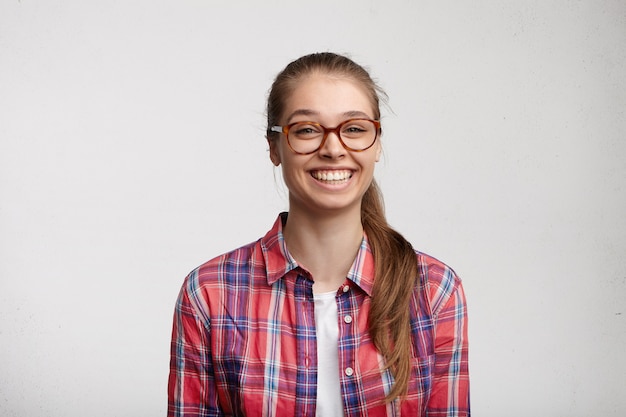 Giovane donna che indossa camicia a righe e occhiali da vista