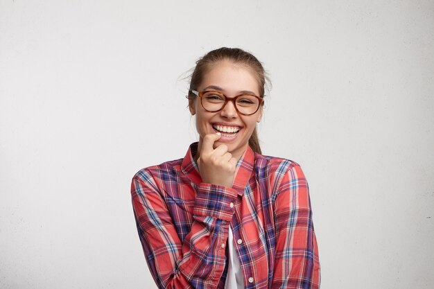 Giovane donna che indossa camicia a righe e occhiali da vista