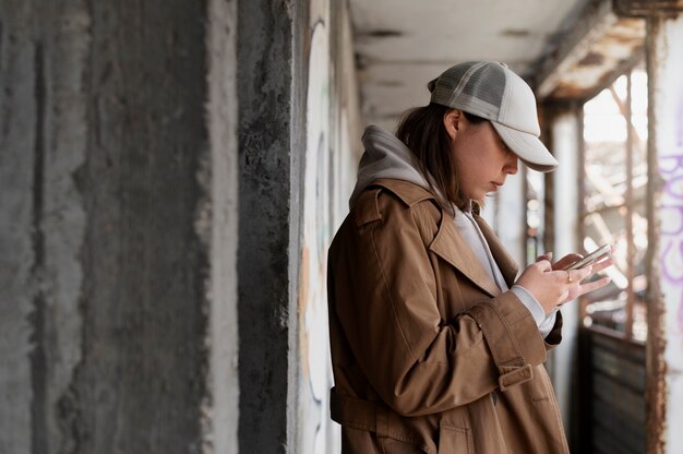 Giovane donna che indossa il cappello del camionista