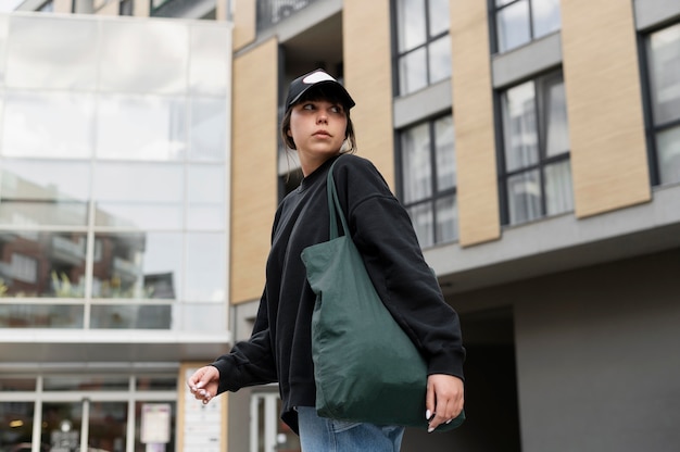 Giovane donna che indossa il cappello del camionista