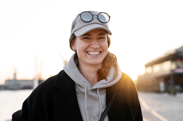 Giovane donna che indossa il cappello del camionista