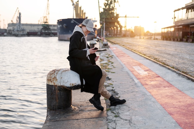 Giovane donna che indossa il cappello del camionista