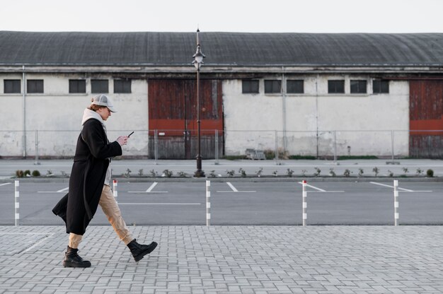 Giovane donna che indossa il cappello del camionista