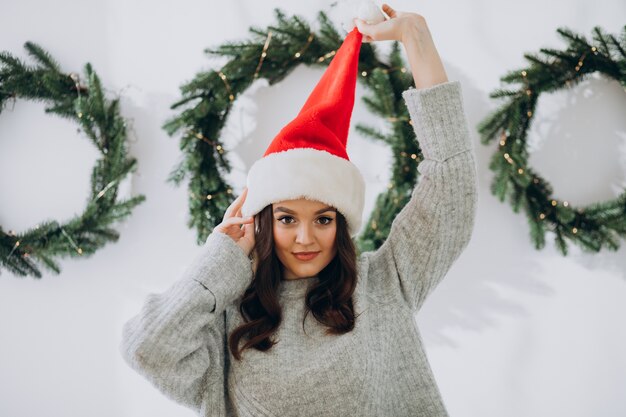 Giovane donna che indossa il cappello di Natale a Natale