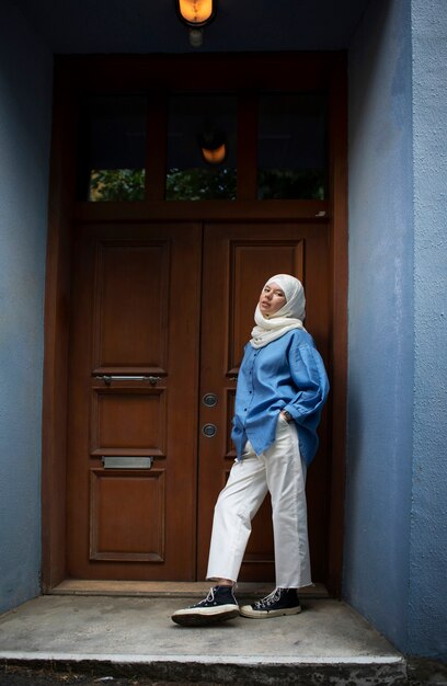 Giovane donna che indossa il colpo pieno dell'hijab