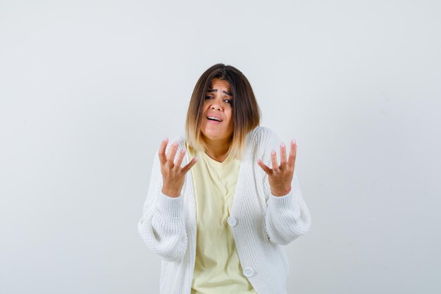 Giovane donna che indossa un cardigan bianco