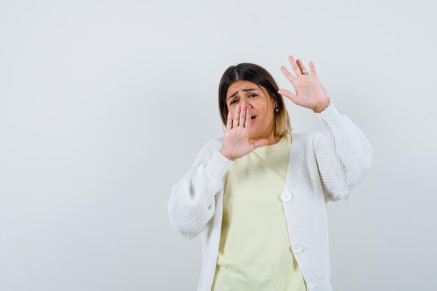 Giovane donna che indossa un cardigan bianco