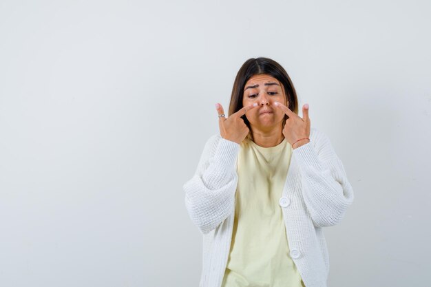 Giovane donna che indossa un cardigan bianco