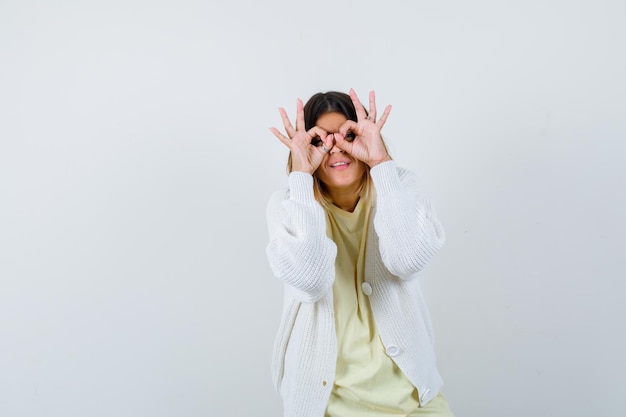 Giovane donna che indossa un cardigan bianco