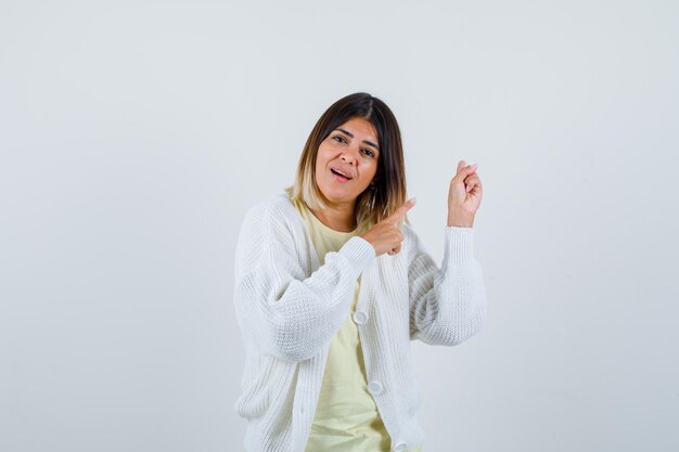 Giovane donna che indossa un cardigan bianco