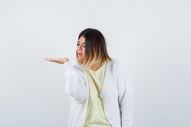 Giovane donna che indossa un cardigan bianco