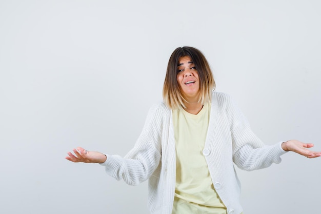 Giovane donna che indossa un cardigan bianco