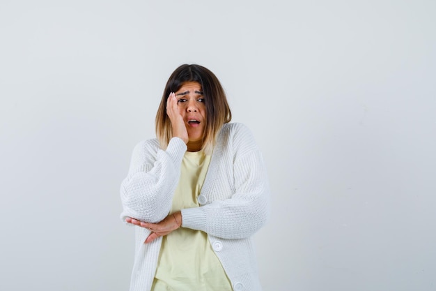 Giovane donna che indossa un cardigan bianco