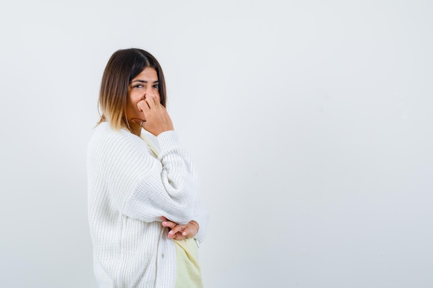 Giovane donna che indossa un cardigan bianco