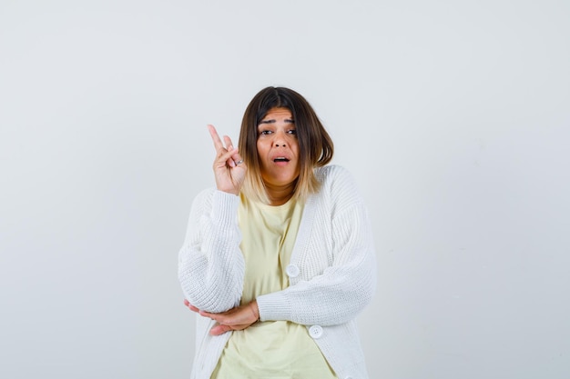 Giovane donna che indossa un cardigan bianco