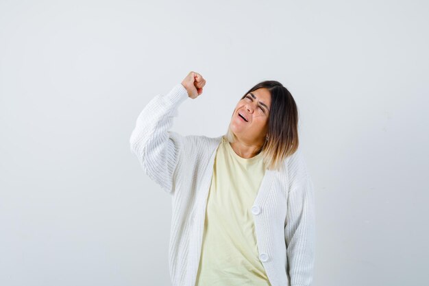 Giovane donna che indossa un cardigan bianco