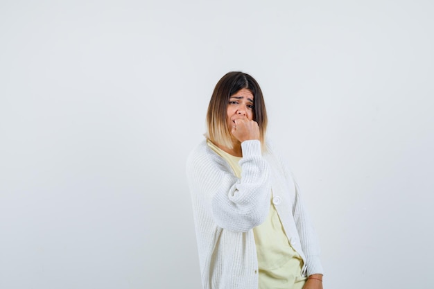 Giovane donna che indossa un cardigan bianco