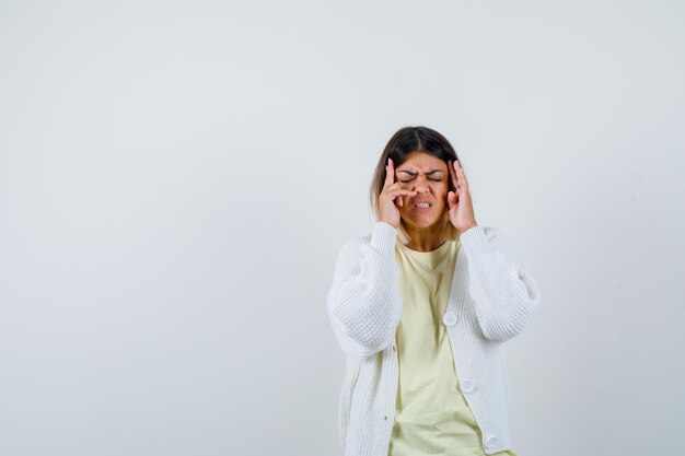 Giovane donna che indossa un cardigan bianco