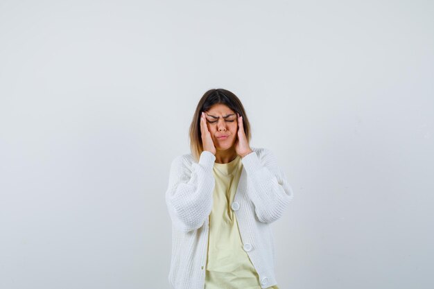 Giovane donna che indossa un cardigan bianco