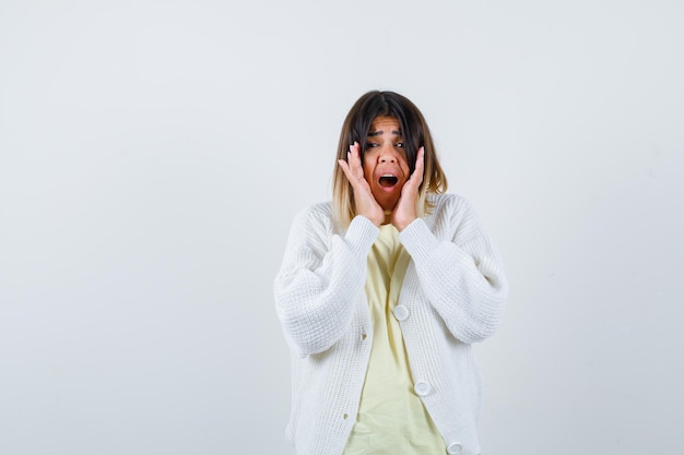 Giovane donna che indossa un cardigan bianco