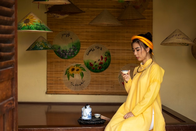 Giovane donna che indossa un costume ao dai