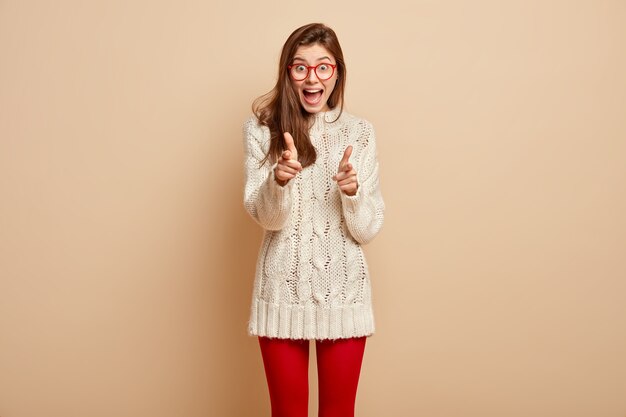 Giovane donna che indossa un maglione bianco