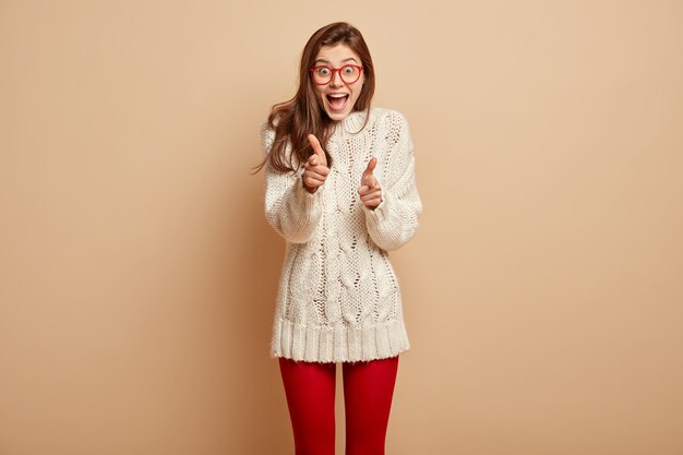 Giovane donna che indossa un maglione bianco