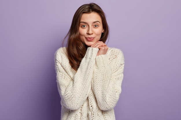 Giovane donna che indossa un maglione bianco