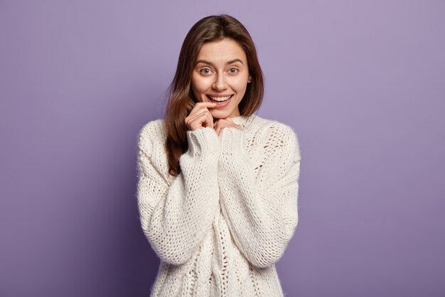 Giovane donna che indossa un maglione bianco