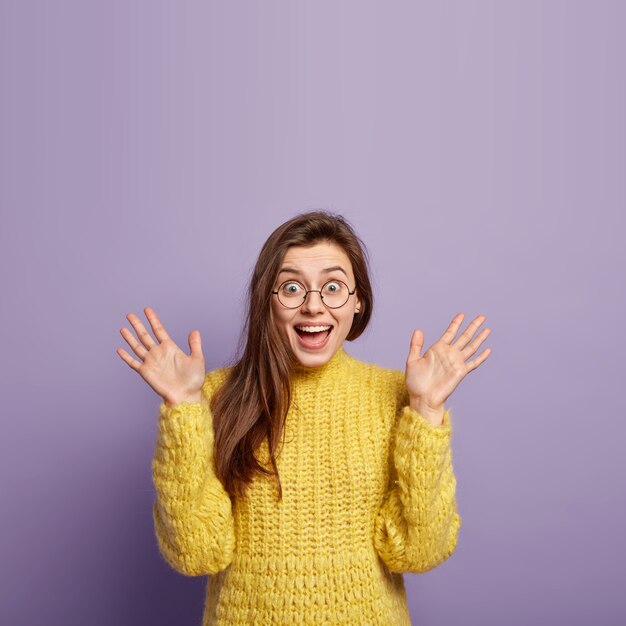 Giovane donna che indossa un maglione giallo