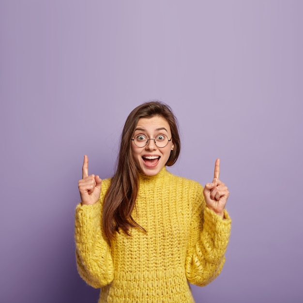 Giovane donna che indossa un maglione giallo