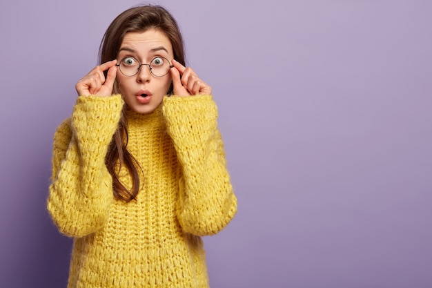 Giovane donna che indossa un maglione giallo