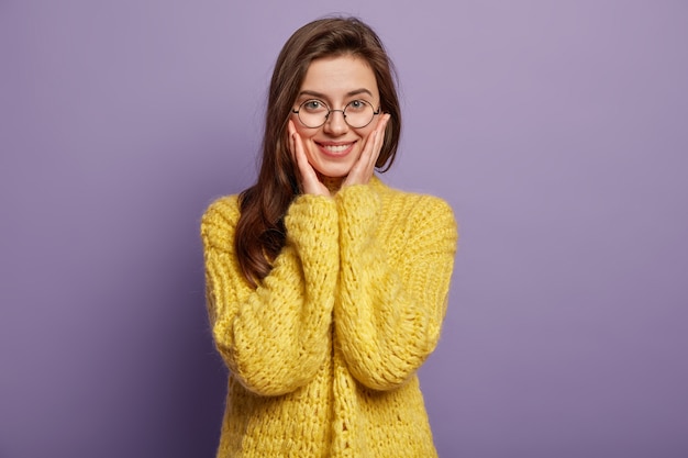 Giovane donna che indossa un maglione giallo