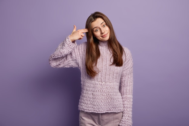 Giovane donna che indossa un maglione viola