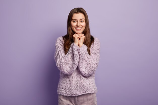 Giovane donna che indossa un maglione viola