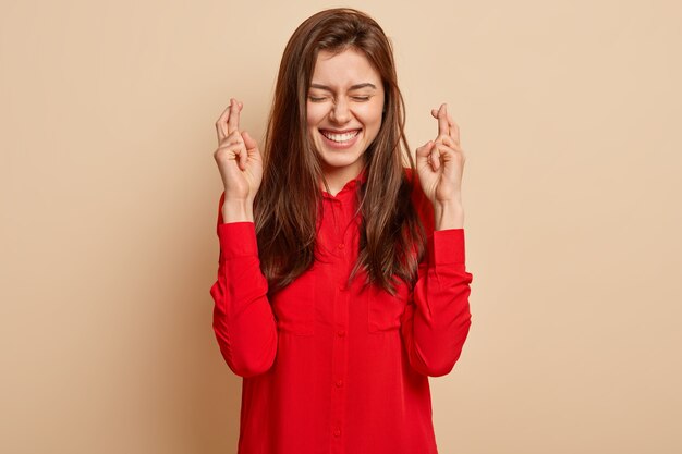 Giovane donna che indossa una camicia rossa
