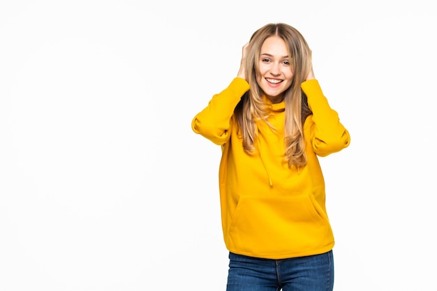 Giovane donna che indossa una felpa con cappuccio oversize