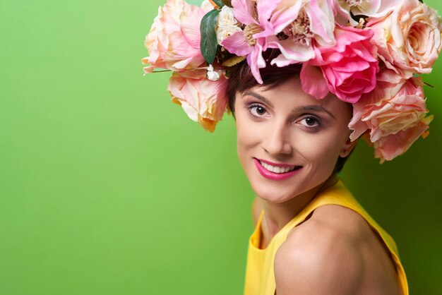 Giovane donna che indossa una ghirlanda floreale