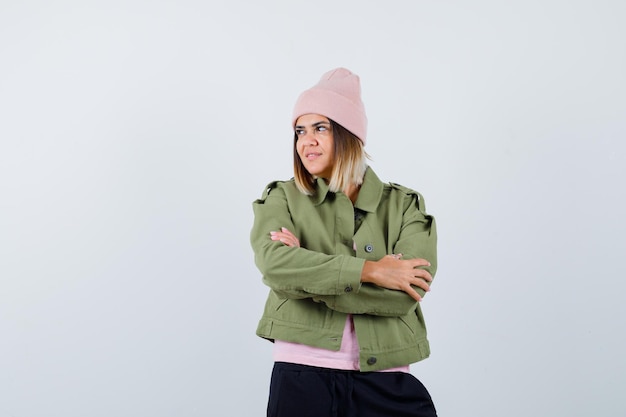 Giovane donna che indossa una giacca e un cappello rosa