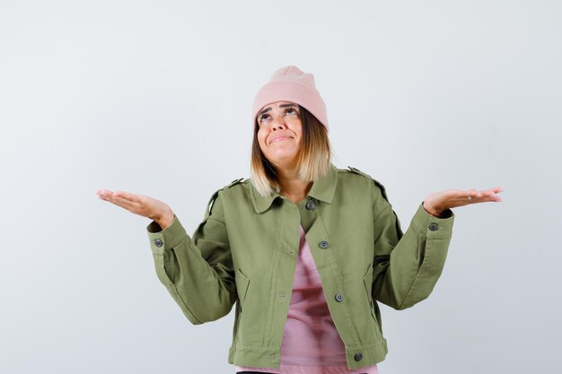 Giovane donna che indossa una giacca e un cappello rosa